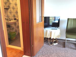 Televízia a/alebo spoločenská miestnosť v ubytovaní Apartments MOST