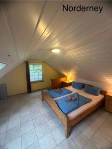a bedroom with a bed in a attic at Haus Tunix in Butjadingen