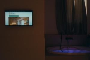 Televízia a/alebo spoločenská miestnosť v ubytovaní San Michele Luxury Rooms