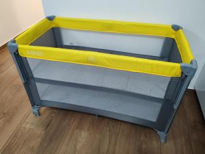 Un escritorio amarillo y gris en una habitación. en Apartman Max, en Modriča