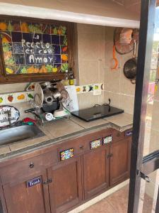 una cocina con fregadero y encimera en Hostal Casa de Dante, en Guanajuato 94 fotos más