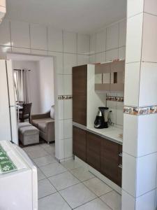 a room with a kitchen and a living room at espaço especial em SJP in São José dos Pinhais
