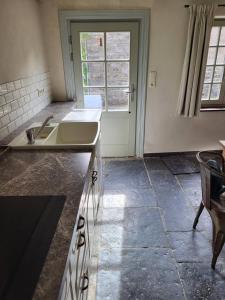 A kitchen or kitchenette at The basics - charming house
