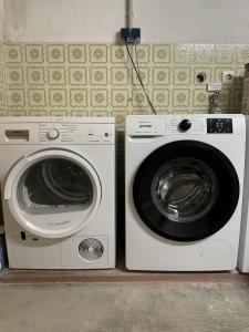 two washing machines sitting next to each other at Ferienwohnung Adelsried 2 in Adelsried