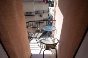 a balcony with a table and chairs on a building at Il Colibrì in Cefalù