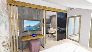 ヴィラ・オットーネにあるHotel Enzianの壁にテレビが備わる客室です。