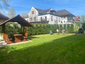 einen Garten mit einem Pavillon und einem Haus in der Unterkunft Republic5 Apartment in Siófok