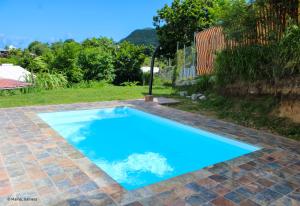 Piscina di Bas de villa F2 neuf avec terrasse et piscine o nelle vicinanze