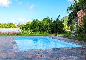 una piscina nel cortile di una casa di Bas de villa F2 neuf avec terrasse et piscine a Le Diamant