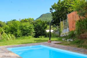una piscina nel cortile di una casa di Bas de villa F2 neuf avec terrasse et piscine a Le Diamant