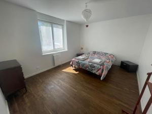 Ένα ή περισσότερα κρεβάτια σε δωμάτιο στο Charmante maison, cœur de bourg