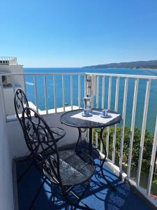 a table and chairs on a balcony overlooking the water at Casina Viestana in Vieste