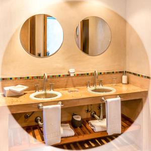 Koupelna v ubytování Lirolay Suites - Apart Hotel