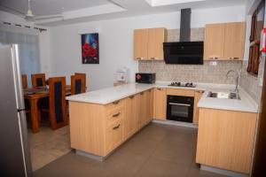 Kuchyň nebo kuchyňský kout v ubytování Njakaimba Beachfront Villa.