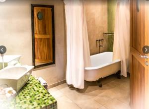 Koupelna v ubytování Lirolay Suites - Apart Hotel