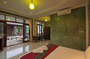 Un dormitorio con una cama con toallas. en I Talay Lanta, en Ko Lanta