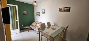ein Wohnzimmer mit einem Tisch und einem Sofa in der Unterkunft Accommodation Stella Mare in Bol