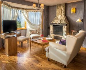 TV a/nebo společenská místnost v ubytování Lirolay Suites - Apart Hotel