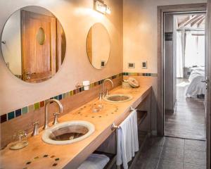 Koupelna v ubytování Lirolay Suites - Apart Hotel