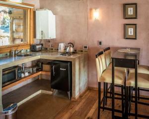 Kuchyň nebo kuchyňský kout v ubytování Lirolay Suites - Apart Hotel