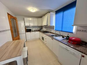 Kuchyň nebo kuchyňský kout v ubytování Apartamento Bulevar en Playa Albir