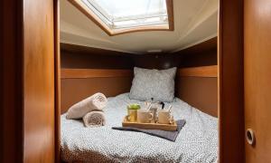 a small bedroom with a bed in a small house at Velero Puma 32 in Caleta de Sebo
