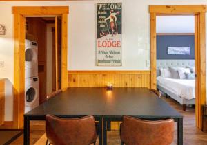 een eetkamer met een zwarte tafel en stoelen bij Red Pine Mountain Retreat steps from the Cabriolet in Park City +22 foto's