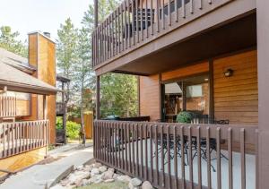 een huis met een hek naast een gebouw bij Red Pine Mountain Retreat steps from the Cabriolet in Park City