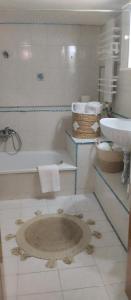 un bagno con vasca e lavandino di Το σπίτι της Χαράς a Salonicco