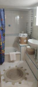 un bagno con lavandino, vasca e WC di Το σπίτι της Χαράς a Salonicco