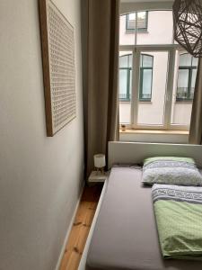 ハノーファーにあるSUITE-DREAMS APARTMENT - Central Listのベッド2台と窓のある寝室