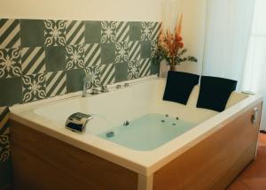 y baño con bañera y lavamanos. en MarArt the living art stay, en Bisceglie
