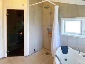Ένα μπάνιο στο 8 person holiday home in Broager-By Traum