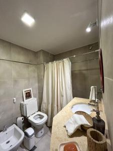 Ένα μπάνιο στο Departamento en alquiler Tucuman Zona Norte excelente ubicación de privilegio +10 φωτογραφίες