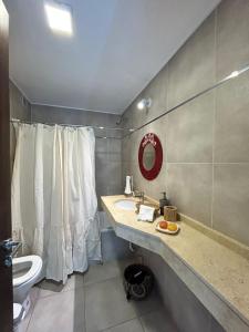 Ένα μπάνιο στο Departamento en alquiler Tucuman Zona Norte excelente ubicación de privilegio