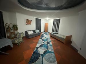 シュチュチンスクにあるLacus BOROのソファとテーブルのあるリビングルーム +9枚の写真