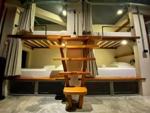 Rúm í herbergi á Elmar Hostel