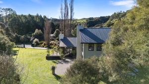 an aerial view of a house with a garden at Kaitahi Lodge in Palmerston North