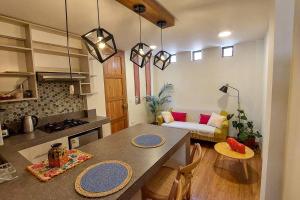 Kuchyň nebo kuchyňský kout v ubytování Luxury cozy apartment with mountain view andhot tub in Pisac