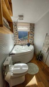 Koupelna v ubytování Luxury cozy apartment with mountain view andhot tub in Pisac