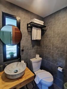 Uma casa de banho em How Hide Homestay