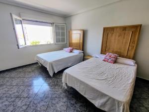 Кровать или кровати в номере Preciosa villa para grupos grandes con piscina y BBQ +33 фотографии