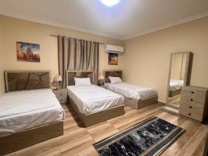 Postel nebo postele na pokoji v ubytování wadi El Muloak house