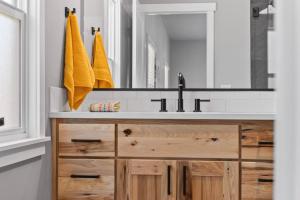 un bagno con lavandino e specchio di South Perry Dist Fenced Yard & Hot tub a Spokane Altre 18 foto