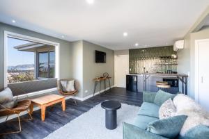 un soggiorno con divano e cucina di Sea View's in Ocean Grove a Dunedin