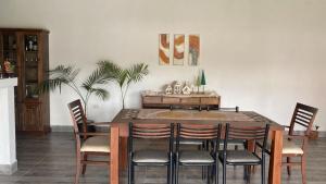una sala da pranzo con tavolo e sedie di Caralíhome a Esquina