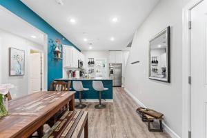 uma cozinha com uma mesa de madeira e uma parede azul em Branson Seasons Luxury Condo Pets Pool Grill Game Room Balcony em Branson mais 39 fotografias