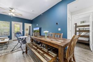 uma sala de jantar com uma mesa de madeira e paredes azuis em Branson Seasons Luxury Condo Pets Pool Grill Game Room Balcony em Branson