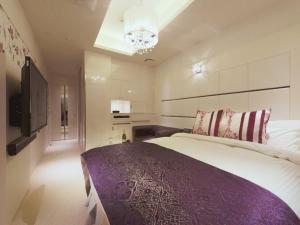 TV a/nebo společenská místnost v ubytování HOTEL GLANZ CASCATA
