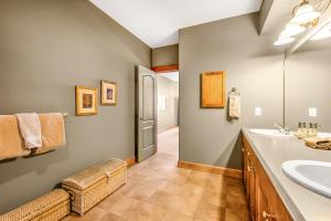 ビッグ・ホワイトにあるTreetops Ski Luxury Townhouseの洗面台と鏡のあるバスルーム +34枚の写真